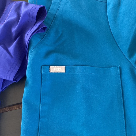 Scub tops royal blue is medium ,figs is Large - Picture 2 of 5